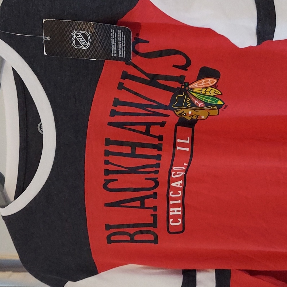 Chicago Blackhawks Women’s Long Sleeve Shirt Medium NHL Red Black White NWT - Picture 2 of 4